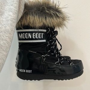 Black moon boot
